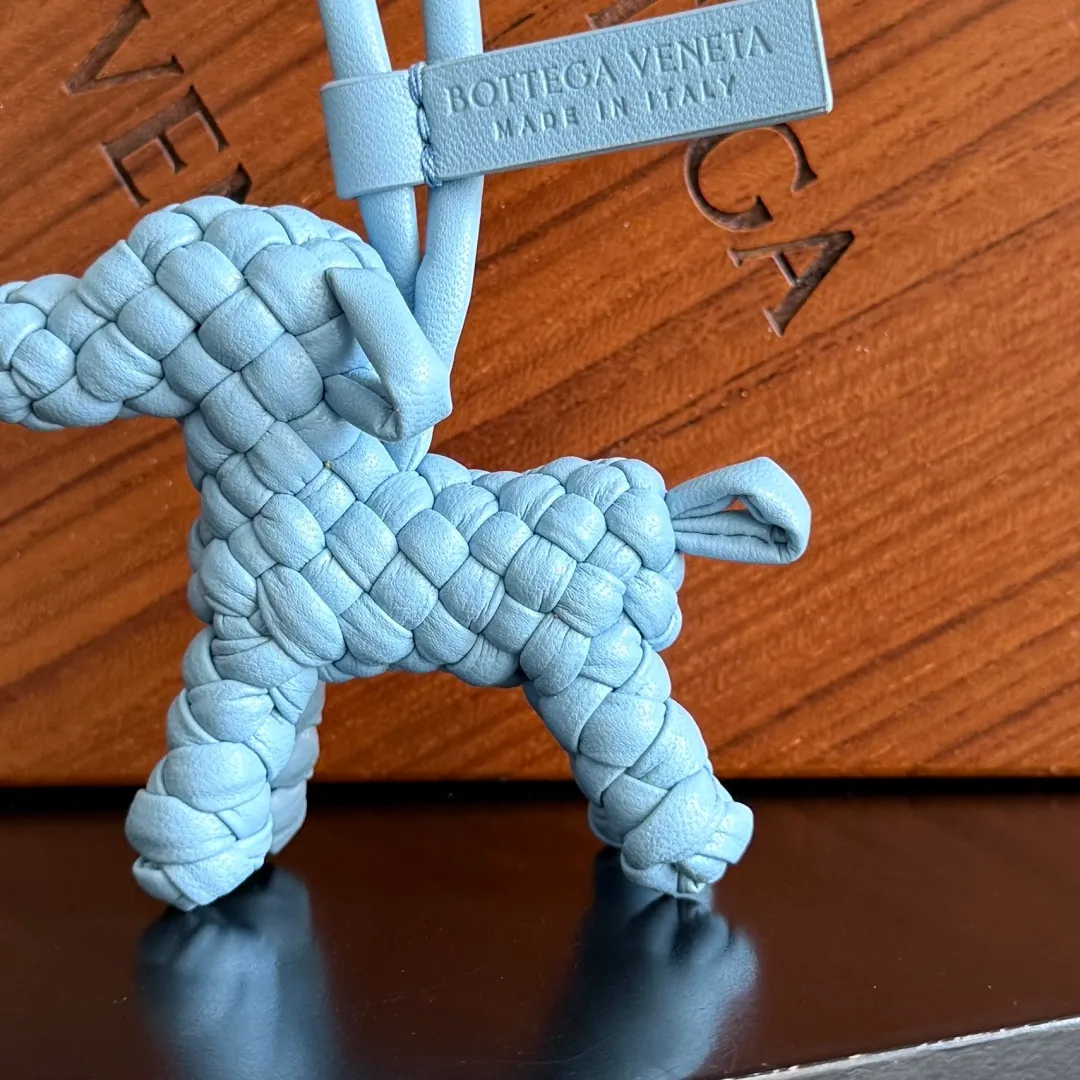 Batch 540 BOTTEGA VENETA2025 new puppy🐕 style pendant Braided puppy is online😎 Leather braided puppy style pendant can be hung on any handbag, and it is as cute, delicate and colorful as it matches with a bag. Cute and cute, it will touch your heart at any time. It can be hung on bags or keychains. Who can resist such a cute puppy? Style number: 807068